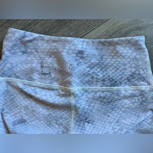 SAVVI FIT Opal leggings in white snake. Size S - Picture 9 of 12